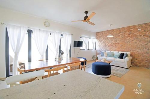 Μια τηλεόραση ή/και κέντρο ψυχαγωγίας στο Stylish Townhome with Pool, Patio, and Secure Parking
