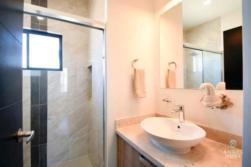Ένα μπάνιο στο Stylish Townhome with Pool, Patio, and Secure Parking