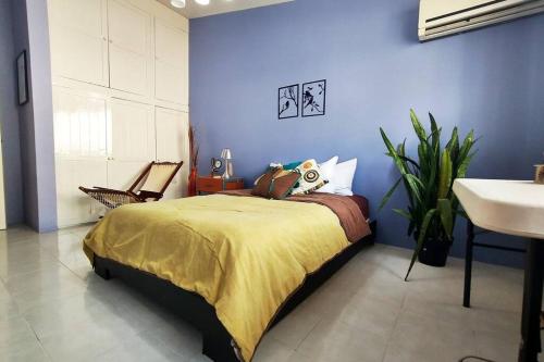 ein blaues Schlafzimmer mit einem Bett und einem Waschbecken in der Unterkunft King Size, jacuzzi, Dream House: oasis of peace in Coatepec