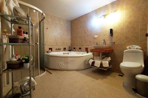 Ванна кімната в King Size, jacuzzi, Dream House: oasis of peace