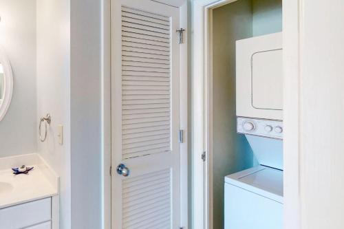 eine Küche mit einer Waschmaschine, einem Trockner und einer Mikrowelle in der Unterkunft 2920 Atrium in Seabrook Island