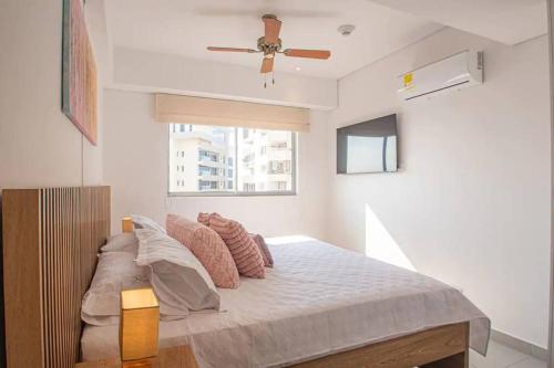 um quarto com uma cama e uma ventoinha de tecto em Lujoso apartamento Rodadero sur con vista al mar em Gaira
