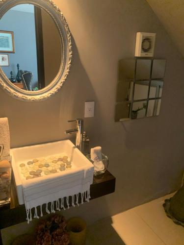 a bathroom with a sink and a mirror at Casa equipada cerca Andares, Auditorio Telmex y Estadio Akron in Guadalajara