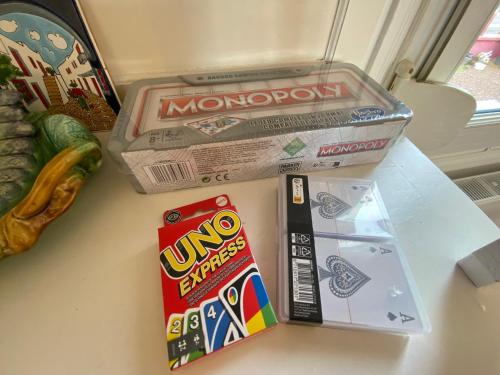 une table avec deux boîtes de pop-corn et un sandwich dans l'établissement La Maison du Chemin Vert, à Dieppe