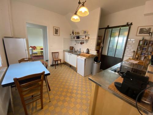 cocina con mesa y encimera en Nouveau - La Maison du Chemin vert en Dieppe