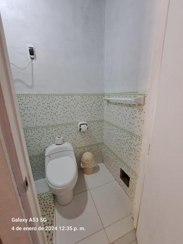 a bathroom with a toilet in a small room at Punta Pacífico Bungalows Máncora in Máncora