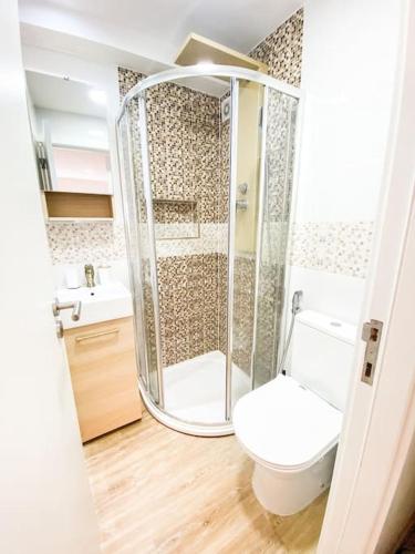 a bathroom with a shower and a toilet and a sink at HU2i - In&Out Carcavelos in Carcavelos