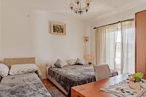 un soggiorno con letto e tavolo di Apartments by the sea Luka Dubrava, Peljesac - 14040 a Putniković