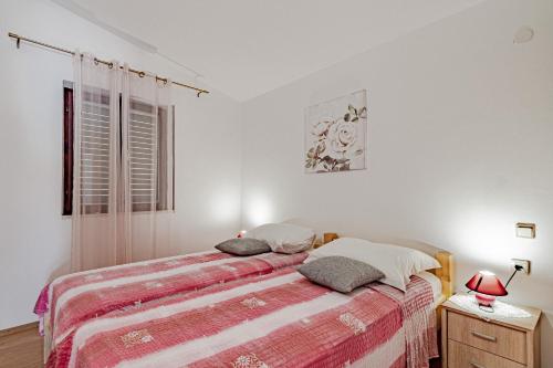 Ένα ή περισσότερα κρεβάτια σε δωμάτιο στο Apartments by the sea Luka Dubrava, Peljesac - 14187