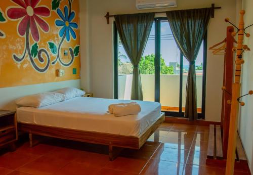 - une chambre avec un lit et une fenêtre dans l'établissement Posada Girasol, à Puerto Escondido