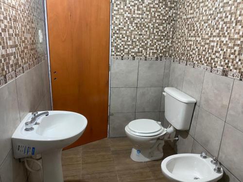 La salle de bains est pourvue de toilettes et d'un lavabo. dans l'établissement Casa en La Puntilla, à Belén
