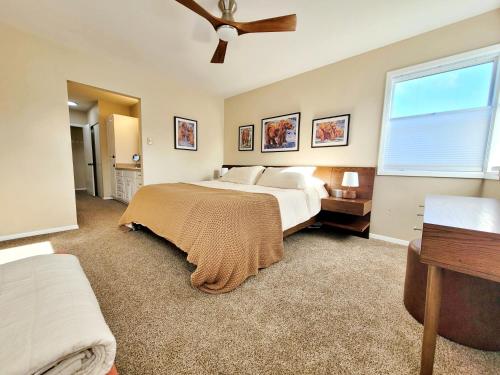 een slaapkamer met een bed, een plafondventilator en een raam bij Adventure's Home Base - Hot Tub & King Sized Bed in Port Angeles