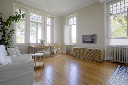 - un salon avec un canapé et une table dans l'établissement Appartement Magnolia 4 étoiles avec parking - Welkeys, à Biarritz