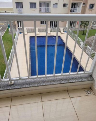 - Balcón con piscina en un edificio en Egidios AP en São Pedro da Aldeia