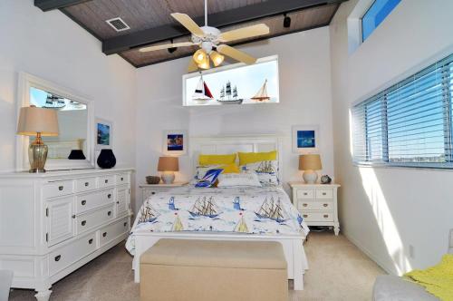 - une chambre avec un lit et un ventilateur de plafond dans l'établissement Ocean View Beach House Historic Downtown 10 mins, à Saint Augustine