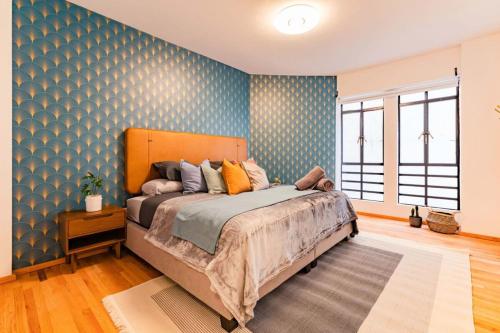 Giường trong phòng chung tại NEW Art Deco Condo in Roma Norte Chapultepec 3km