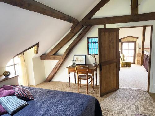 1 dormitorio con 1 cama y escritorio con mesa en Gîte Saint-Benoît-sur-Loire, 2 pièces, 3 personnes - FR-1-590-427 en Saint-Benoît-sur-Loire