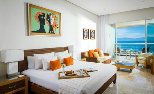 巴亞爾塔港的住宿－Luxury Beachfront Suites With Private Pool，酒店客房设有床和客厅。