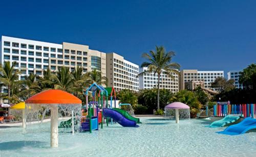 巴亞爾塔港的住宿－Luxury Beachfront Suites With Private Pool，度假村内带滑梯和滑板的游乐场