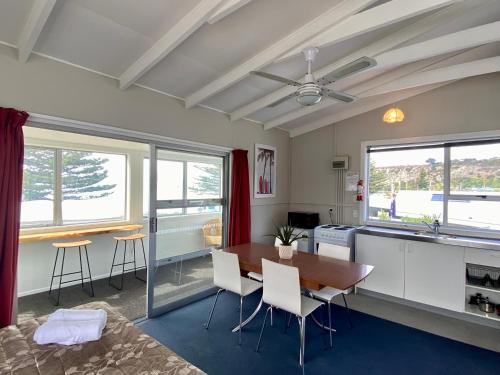カイコウラにあるSea View Motel - Unit 1のテーブルと椅子のあるキッチンとダイニングルーム