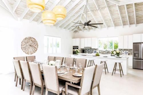Dapur atau dapur kecil di Luxurious Waterfront Sunset Bay Villa