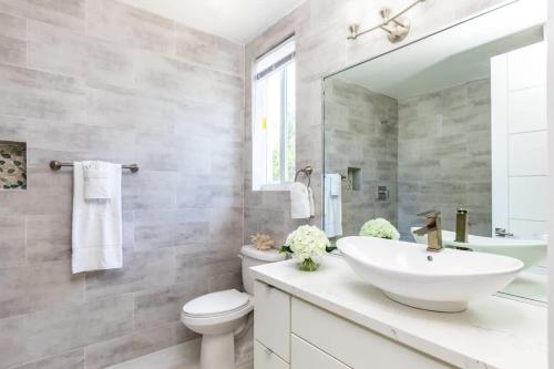 Bilik mandi di Luxurious Waterfront Sunset Bay Villa