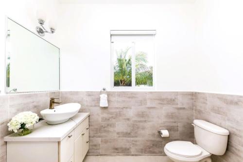 Bilik mandi di Luxurious Waterfront Sunset Bay Villa