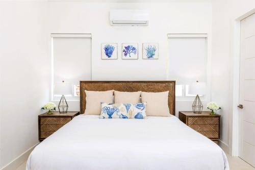 Katil atau katil-katil dalam bilik di Luxurious Waterfront Sunset Bay Villa