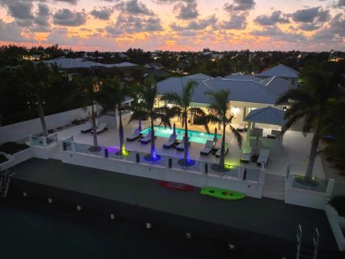 Kolam renang di atau dekat dengan Luxurious Waterfront Sunset Bay Villa