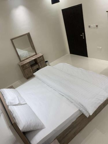 Łóżko lub łóżka w pokoju w obiekcie هوتيل جالا