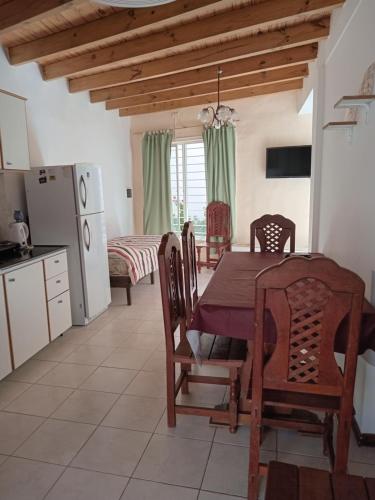 een keuken en eetkamer met een tafel en stoelen bij Departamentos La Carmela in San Rafael