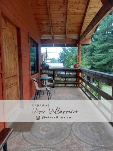 een veranda van een huis met een tafel en een raam bij Cabaña 1 Vive Villarrica in Villarrica