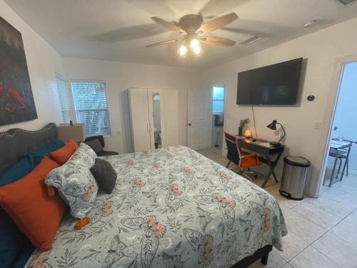 een slaapkamer met een bed en een plafondventilator bij Hostal Sky Crest in Clearwater