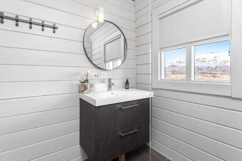uma casa de banho com um lavatório e um espelho em Spacious 4-Bedroom Home in Southern Iceland em Selfoss