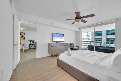 una camera bianca con letto e ventilatore a soffitto di Stunning 1 BDR 1 BTH • Brickell • Bay & City Views a Miami