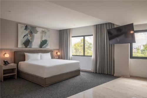 Tempat tidur dalam kamar di Hotel Elements by Marquis