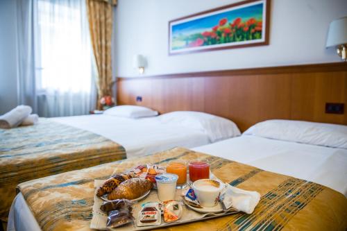 una bandeja de comida en una mesa en una habitación de hotel en Hotel Galant, en Venaria Reale
