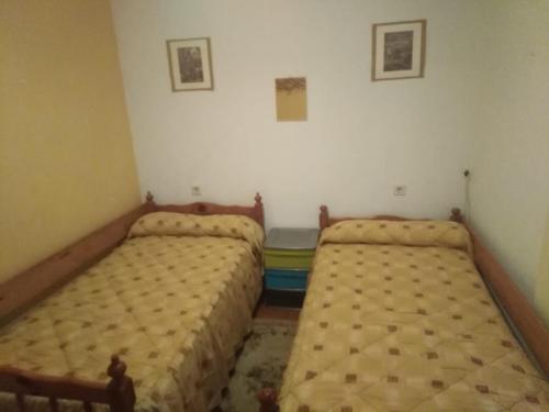 twee bedden in een kamer met twee bedden sidx sidx sidx bij 3 bedroom house near beach lighthouse hiking trail in Corme-Puerto