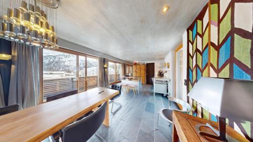 a dining room with a table and chairs at Abitaziun Maira - Maloja in Maloja