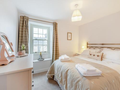 um quarto com uma cama grande e uma janela em Thirlwell em Ridingmill