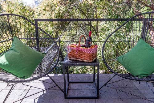 two wicker chairs with a basket on a table at Grasshopper Cabañas in Cuautla Morelos