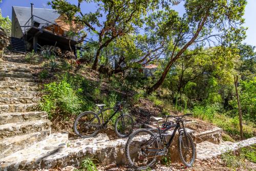 two bikes parked on a hill next to a house at Grasshopper Cabañas in Cuautla Morelos
