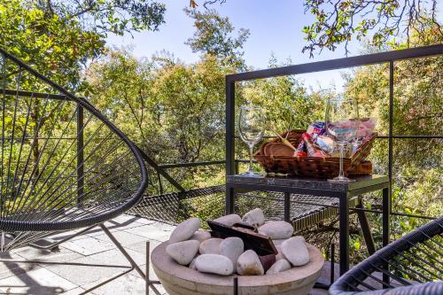 a balcony with a table and a basket of rocks at Grasshopper Cabañas in Cuautla Morelos
