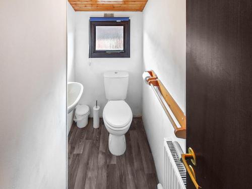 uma pequena casa de banho com WC e lavatório em 27 Aviemore Holiday Park em Aviemore