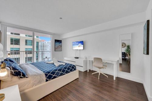 een slaapkamer met een bed, een bureau en een raam bij Dazzling 1 BED 1 BTH • Brickell • Bay & City View in Miami