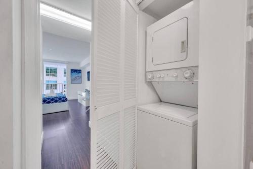 een witte keuken met een fornuis en een koelkast bij Dazzling 1 BED 1 BTH • Brickell • Bay & City View in Miami