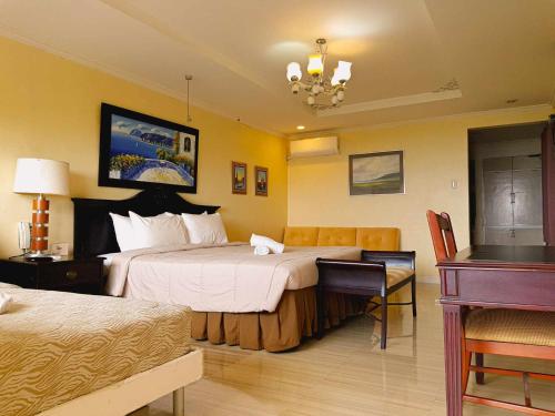 une chambre d'hôtel avec deux lits et un piano dans l'établissement Villa Marinelli Bed and Breakfast, à Tagaytay