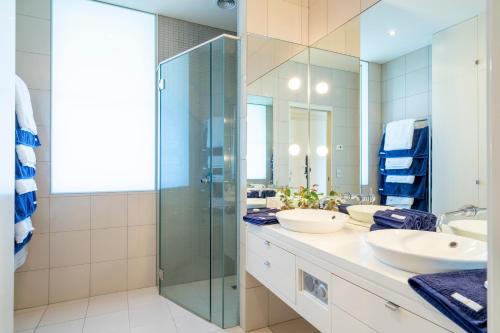 La salle de bains est pourvue de 2 lavabos et d'une douche en verre. dans l'établissement Heritage terrace with mod twist, à Hobart