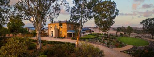 une maison au milieu d'un jardin arboré dans l'établissement Kingsford The Barossa, à Concordia