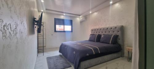 - une chambre avec un lit et une couette bleue dans l'établissement Kech vacations luxury Guest friendly 2 bedroom apartment, à Marrakech